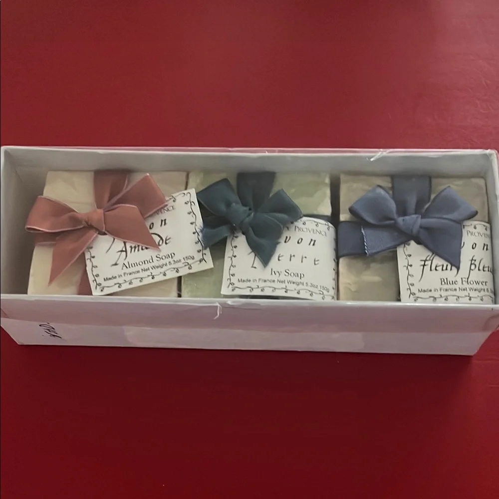 AVON Set of Three Scented Soaps with Bows Pale Melé de Favons Made in France